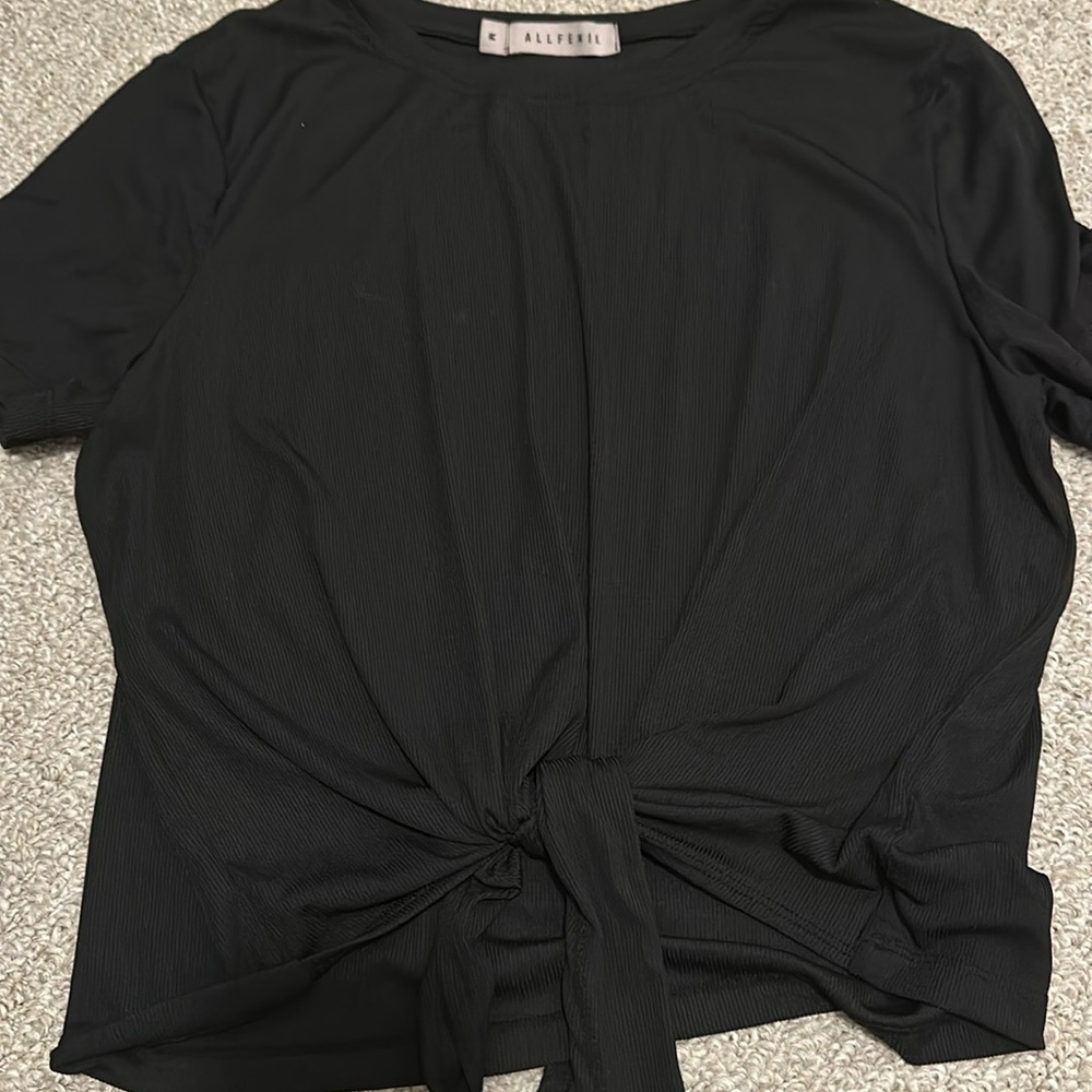 Black crop with tie